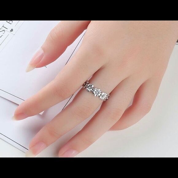 Pretty Silver Flower Ring - Picture 4 of 7